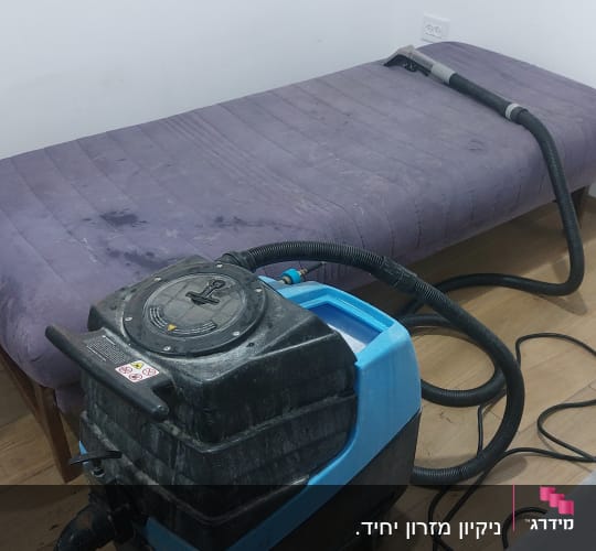 מכונת ניקוי ספות עם צינור על ספה